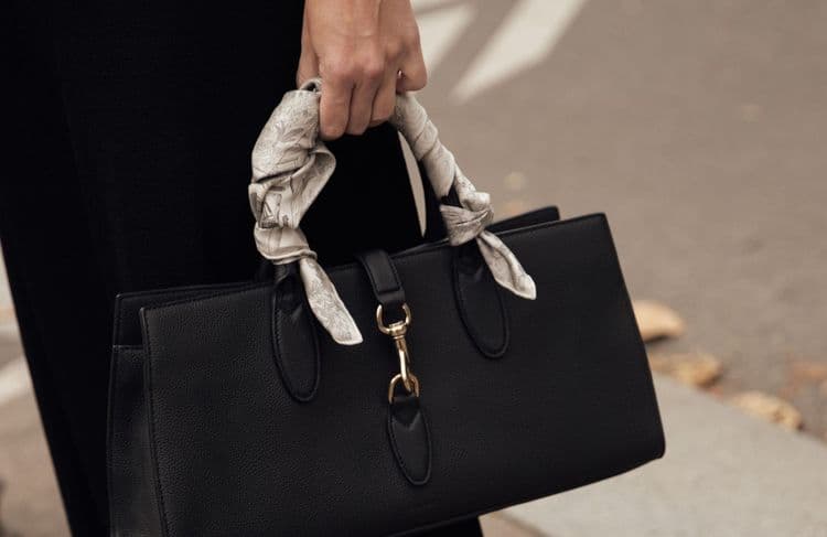 Cet accessoire sophistiqué revient pimper nos sacs d’été