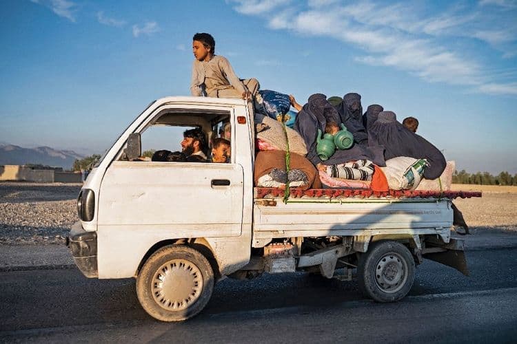 Expulsés du Pakistan, des Afghans reviennent coûte que coûte