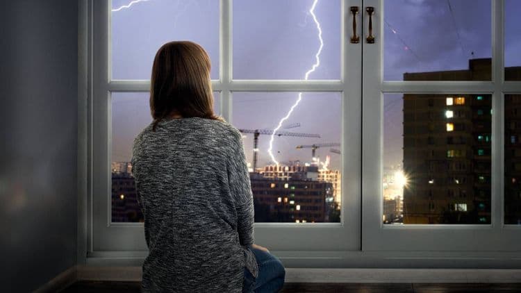 Orage : est-on indemnisé par son assurance en cas de dégâts dans un logement ou sur une voiture ?
