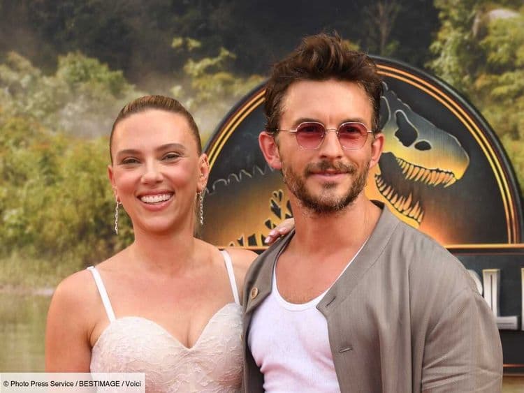 Jonathan Bailey et Scarlett Johansson s’embrassent sur le tapis rouge : l’acteur réagit enfin à la polémique