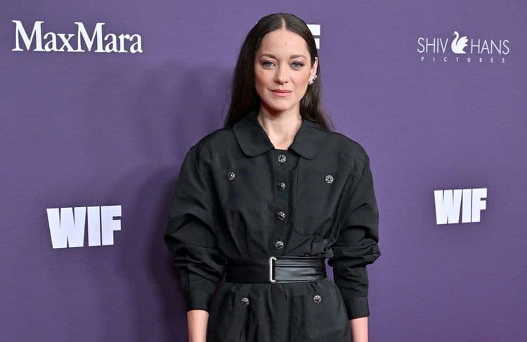 Marion Cotillard remet au goût du jour la combinaison
