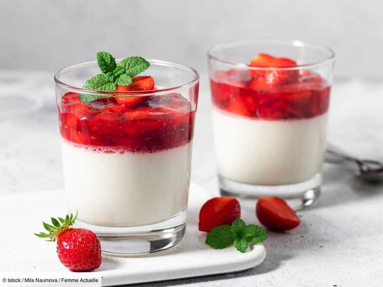 Un dessert simple et de saison : la recette de la panna cotta fraise et basilic prête avec 5 ingrédients seulement