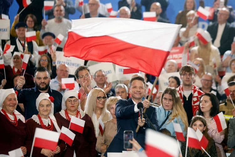 Le maire pro-européen de Varsovie remporte de justesse le premier tour de la présidentielle polonaise