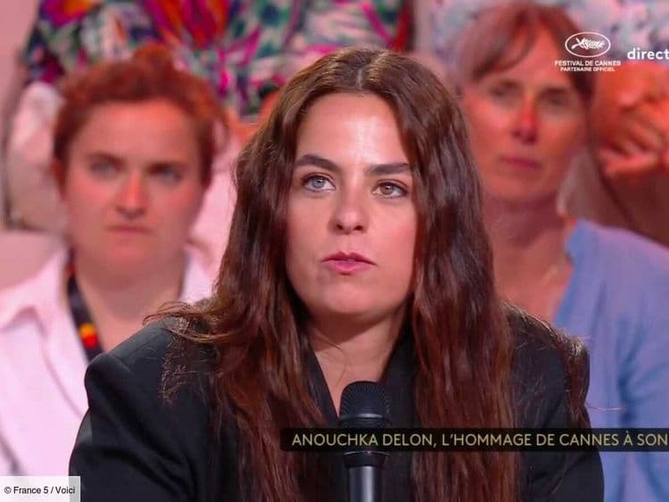 "Vous venez de me mettre un coup" : Anouchka Delon très émue face à des images de son père Alain Delon (ZAPTV)