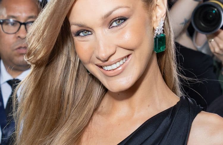 Oubliez le botox, ce geste manuel (très simple) permet d’obtenir l’effet « foxy eyes » sans chirurgie