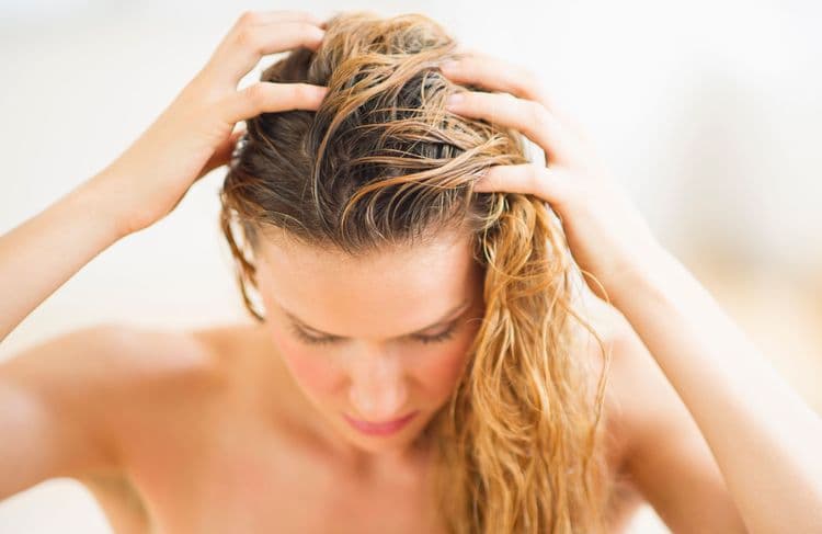 Cette astuce capillaire insolite rend les cheveux plus forts (et c’est validé par une pro)