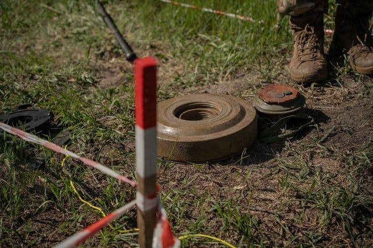 Déminer l'Ukraine, du râteau au drone