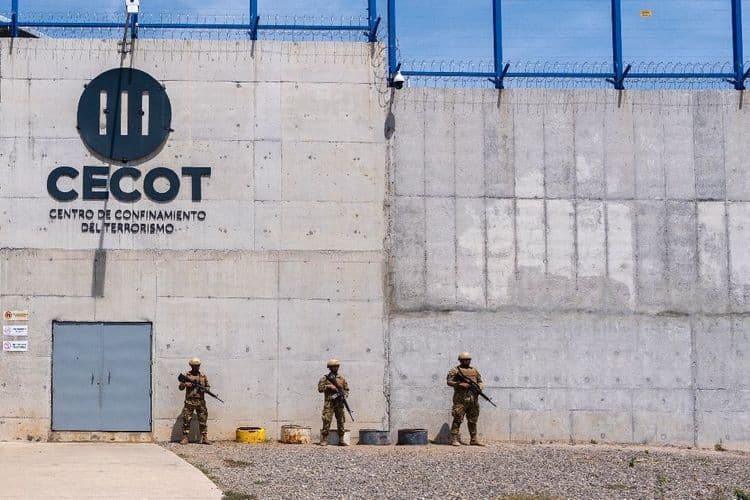 Etats-Unis: un migrant expulsé par erreur vers le Salvador dit y avoir été torturé