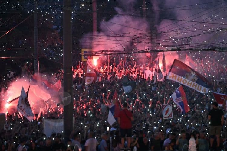Environ 140.000 manifestants en Serbie pour réclamer des élections