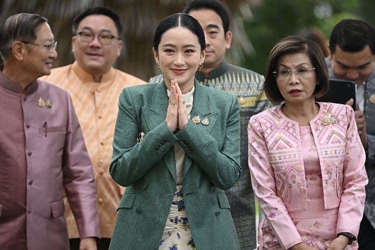 Thaïlande: la justice suspend la Première ministre