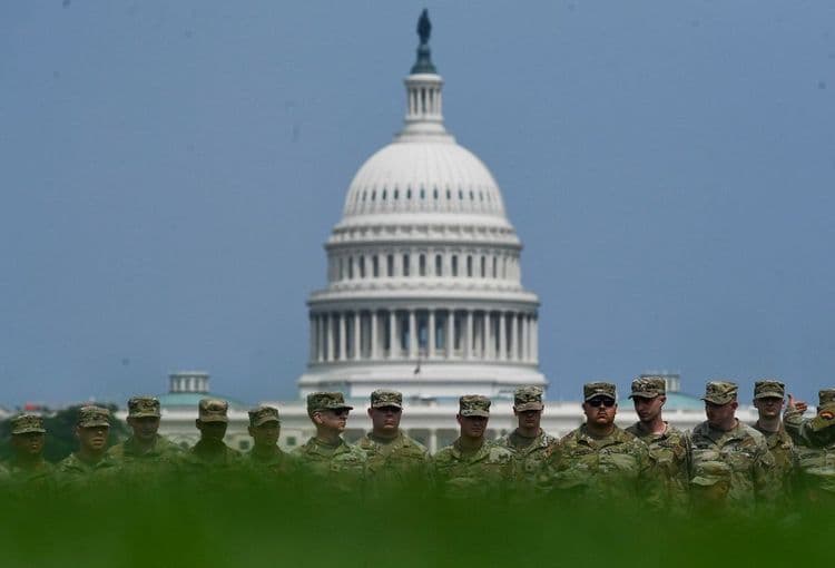 Aux Etats-Unis, Donald Trump parade, ses opposants manifestent