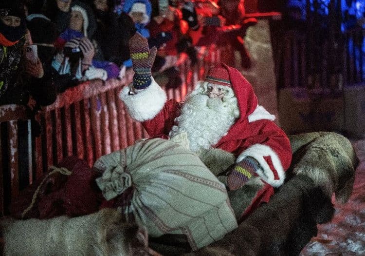 Le Père Noël espère boucler sa tournée de cadeaux à temps, traqué par l'armée américaine