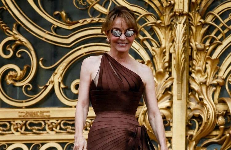 Bustier et gants en tulle : l’apparition théâtrale de Philippine Leroy-Beaulieu au défilé Maison Margiela