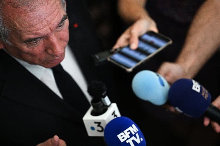 François Bayrou promet d'améliorer la situation des maires