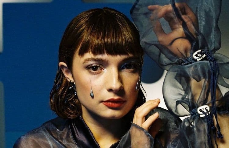Zélie sort son premier album « Un million de petits chocs » : « Je suis un reflet de ma génération »