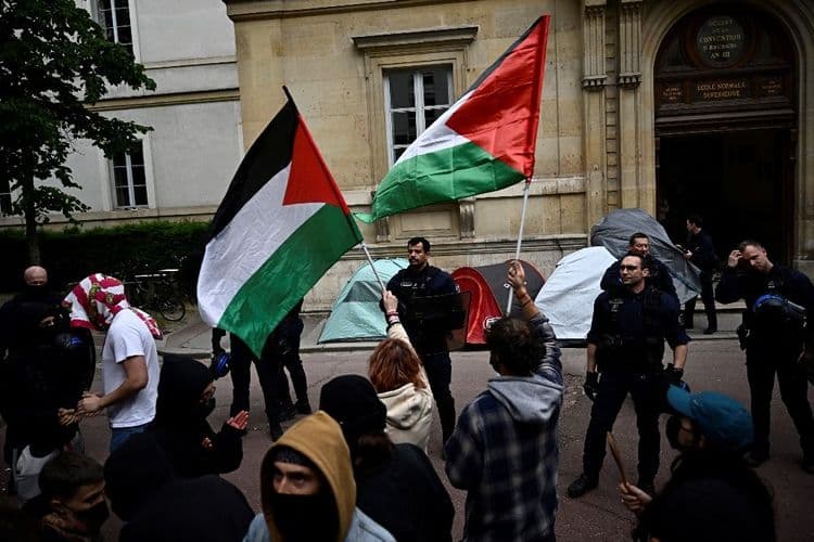 La police évacue des militants propalestiniens qui occupaient l'ENS à Paris