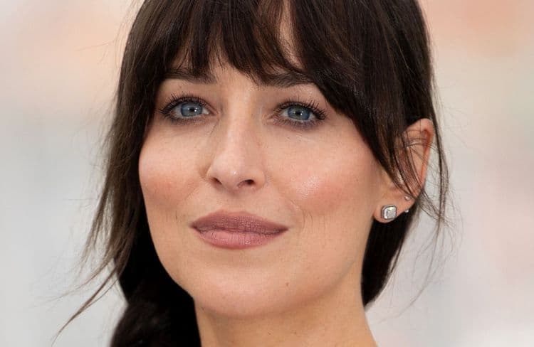 Cannes 2025 : sublime, Dakota Johnson adopte la tresse XXL