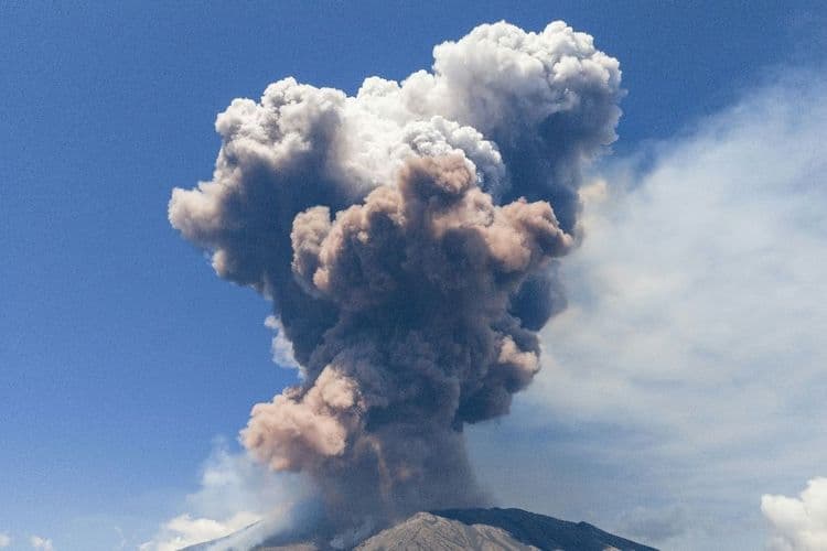 Italie: l'Etna crache un énorme panache de cendres et de gaz