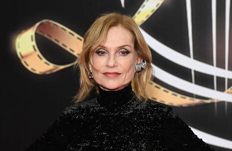 Isabelle Huppert, 70 ans, succombe à l’une des coupes de cheveux les plus en vogue du moment