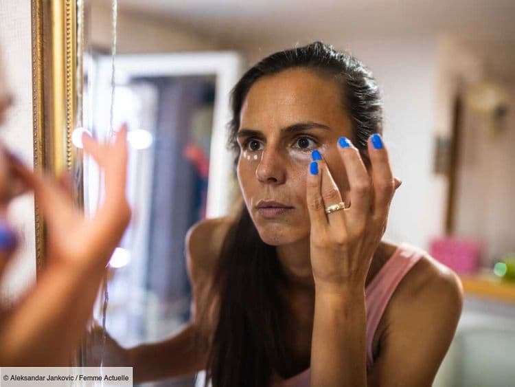 Voici la technique toute simple pour illuminer son contour de l'œil en gommant les cernes