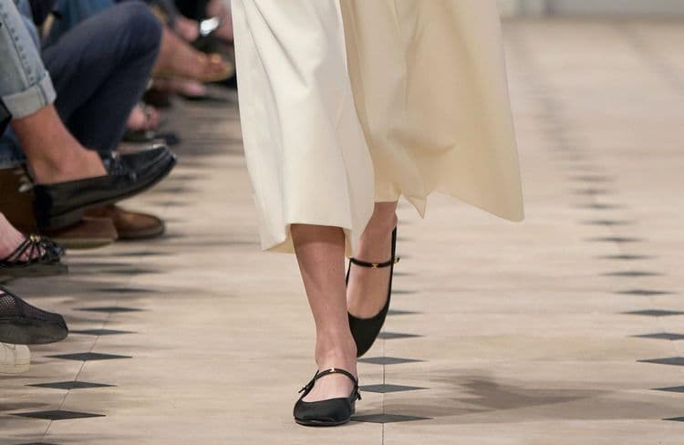Inspirée du vestiaire tailleur, mais pensée pour l’été : cette pièce signe une allure élégante sans jamais sacrifier le confort