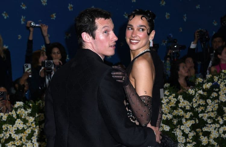 « C'est très excitant » : Dua Lipa confirme ses fiançailles auprès de Callum Turner