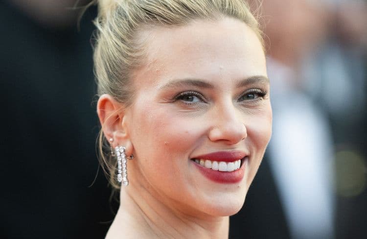 À Cannes, Scarlett Johansson incarne l’élégance parisienne
