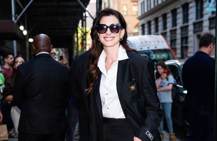Anne Hathaway donne le ton du Met Gala avec un tailleur sculptural