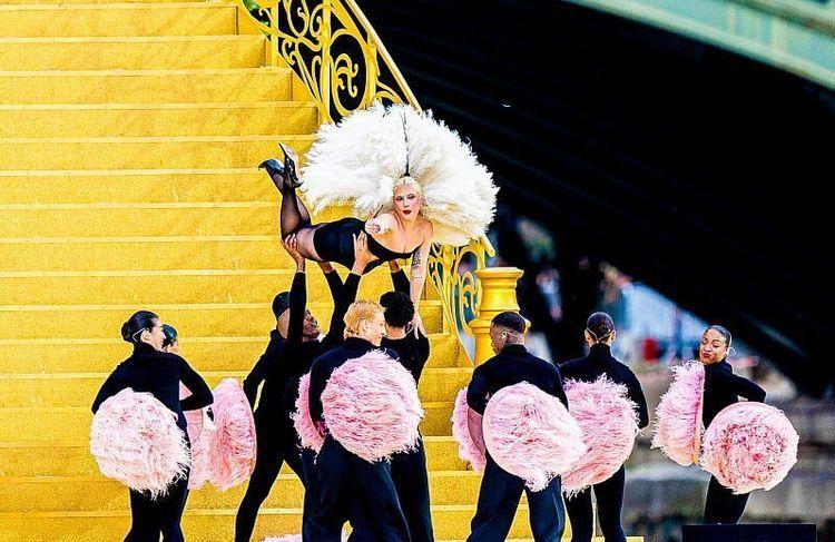 JO de Paris 2024 : Lady Gaga envoûte la cérémonie dans une robe cabaret