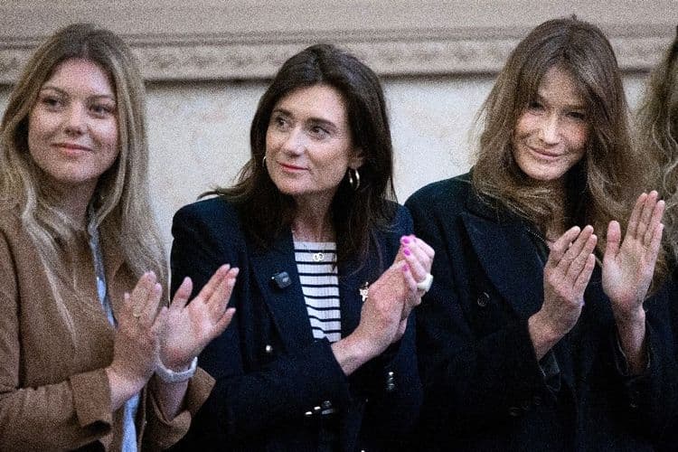 Inceste: Carla Bruni apporte son soutien aux mères aux prises avec la justice