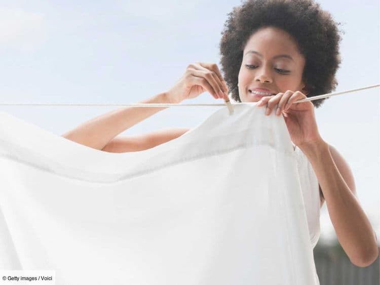 Lessive du linge blanc : l'astuce gratuite pour redonner de l'éclat aux vêtements jaunis