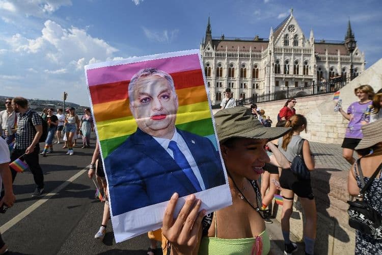 Dans la Hongrie d'Orban, la police interdit la marche des fiertés
