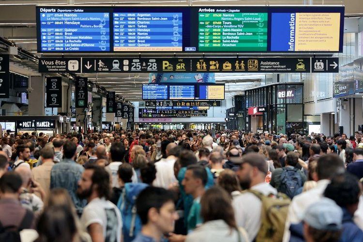 Attaque contre la SNCF: à la gare Montparnasse, des passagers restent à quai
