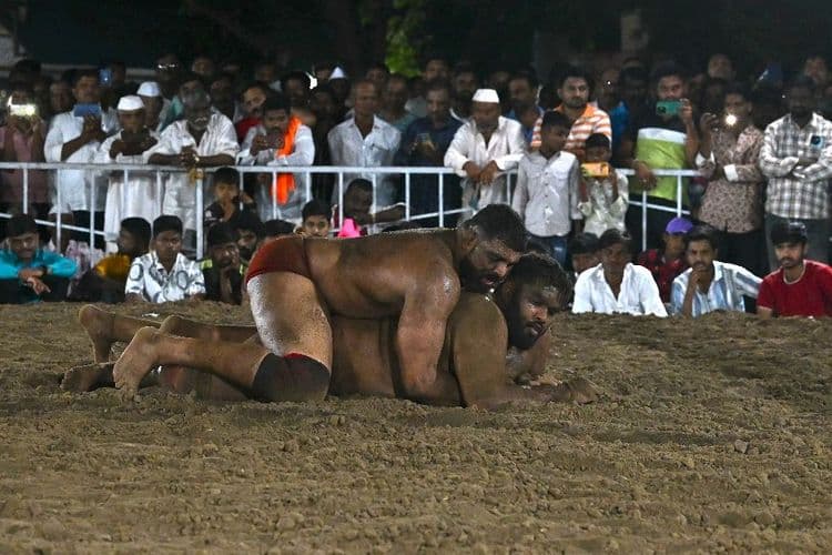 La lutte Kusthi, sport roi en Inde, vivier d'athlètes olympiques