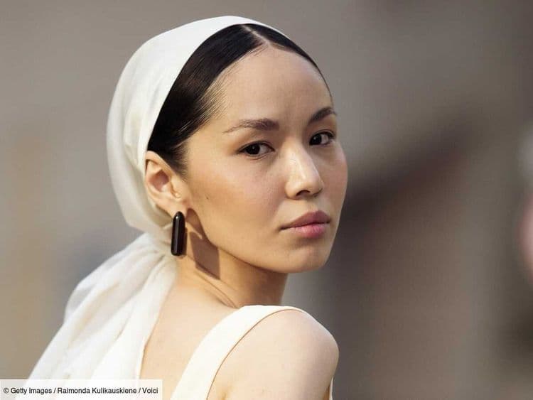 Astuce coiffure d'été : la méthode imparable pour que votre foulard tienne toute la journée