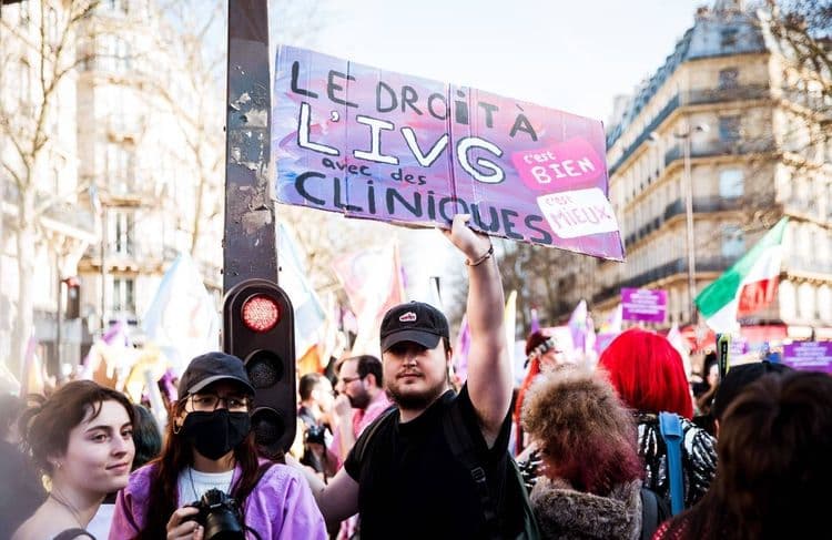 « N’imposons pas aux femmes d’être les premières victimes » : une tribune alerte sur les fermetures de centres de santé sexuelle