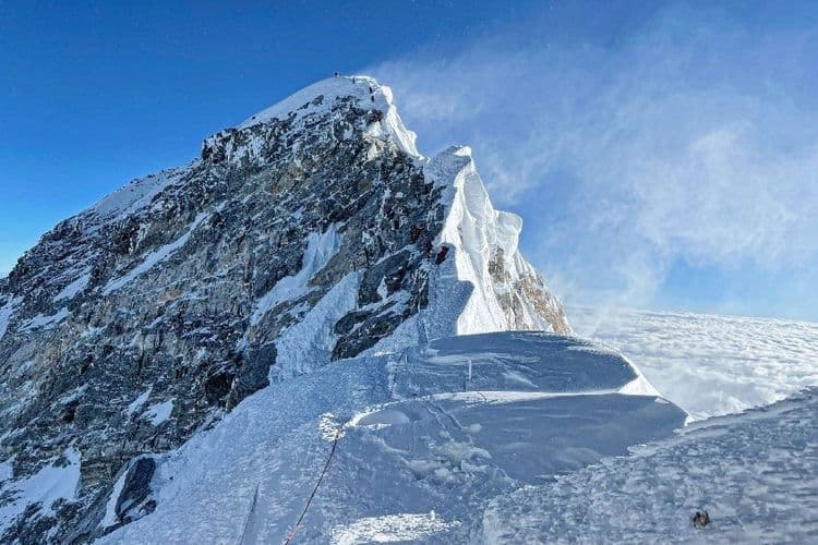 Quatre Britanniques au sommet de l'Everest, à toute allure et sous xénon