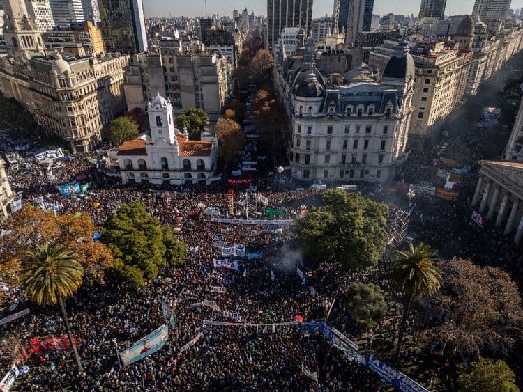 "Nous reviendrons" promet Cristina Kirchner assignée à résidence, à ses soutiens mobilisés en masse à Buenos Aires