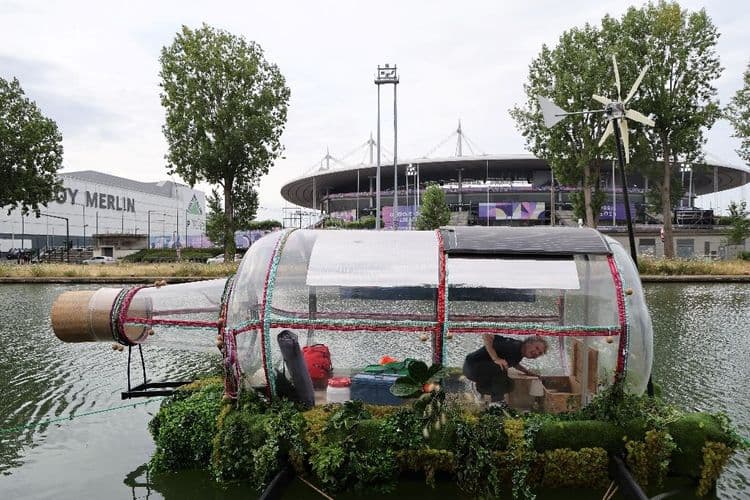 Pendant les JO, l'artiste Abraham Poincheval s'enferme dans une bouteille devant le Stade de France