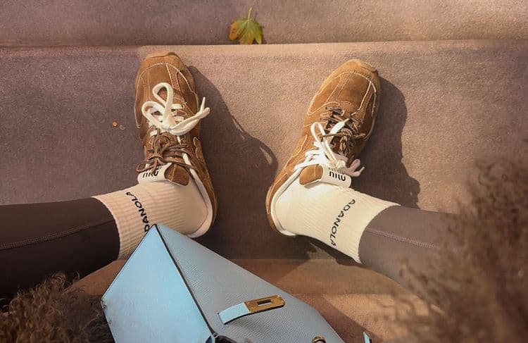 Ni blanches, ni noires : les baskets tendances de l’hiver sont minérales