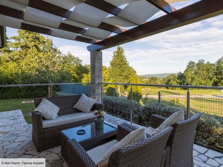 Comment nettoyer un salon de jardin en résine tressée ?