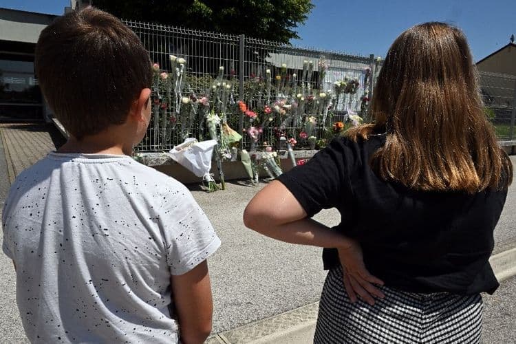 Nogent: reprise des cours et minute de silence après le meurtre d'une surveillante