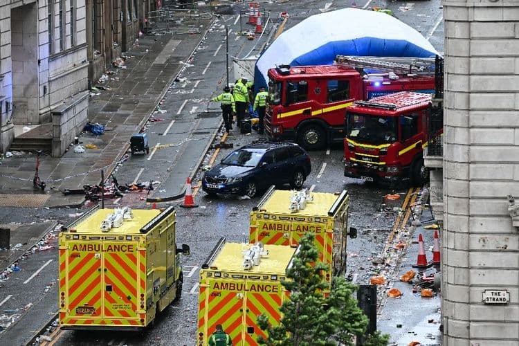 Liverpool: une voiture fonce sur la foule fêtant la victoire du club de foot de la ville, des blessés