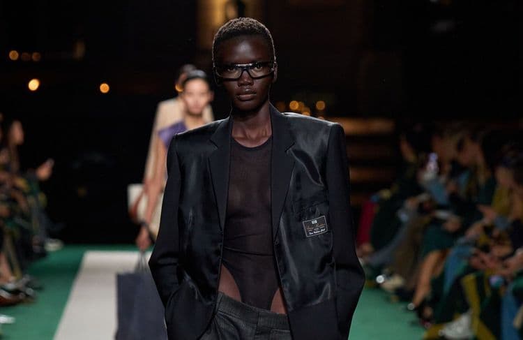 Sur les podiums, une nouvelle façon de porter ses vêtements fait grand bruit