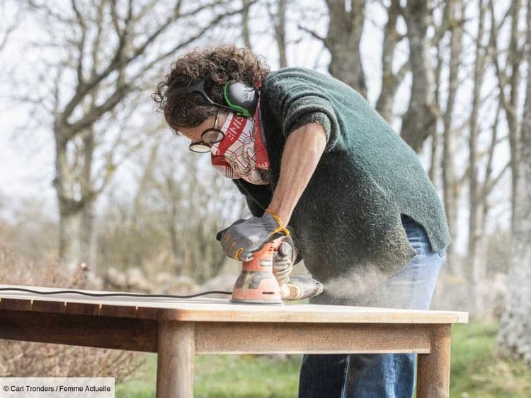 Cette astuce toute bête est imparable pour poncer sans effort les zones difficiles d’un meuble