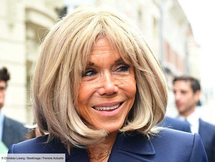 Brigitte et Emmanuel Macron quittent le Vietnam : la Première dame ultra chic remonte dans l'avion en costume crème rayé et chemise col lavallière