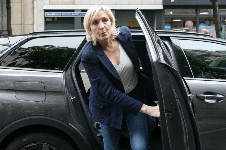Le Pen met en garde contre "un coup d'État administratif", l'Elysée l'appelle au "sang froid"