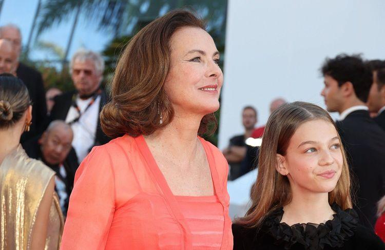 Cannes 2024 : Carole Bouquet s’affiche, tout sourire, au bras de sa petite-fille pour ses premiers pas mode