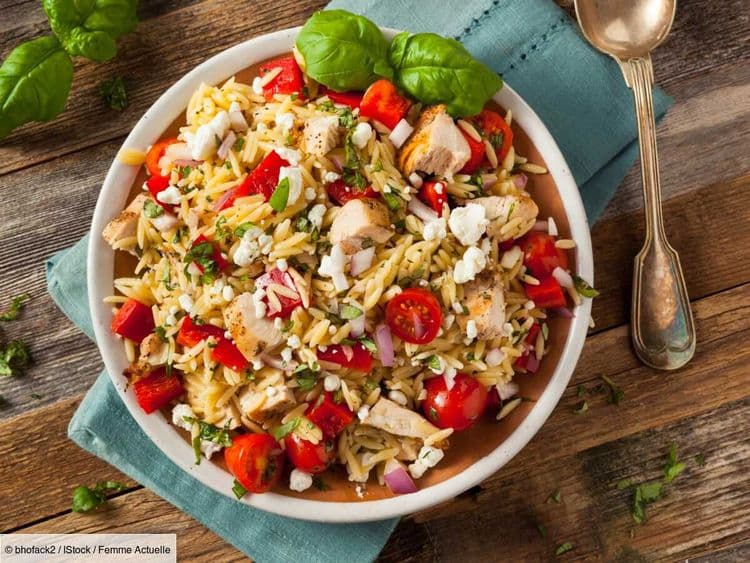 Salade d'orzo méditerranéenne pour une pause dej qui sent la dolce vita
