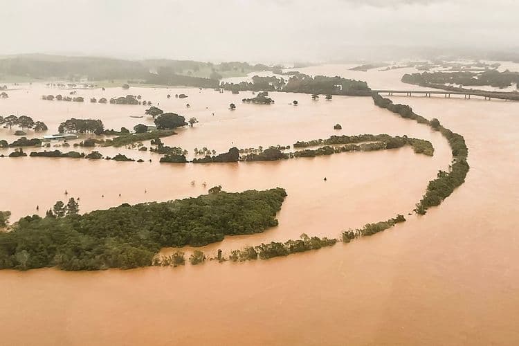 Un mort, 50.000 personnes bloquées par des inondations dans l'est de l'Australie